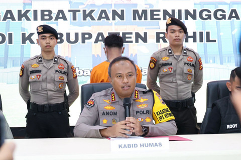Polda Riau merilis kasus penikaman Bripka Lestari Candra (39) anggota Polsek Sinaboi, Polres Rokan Hilir, Minggu (30/3/2025).  Foto: kumparan