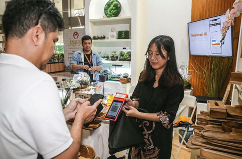 Nasabah saat membayar dengan QRIS lewat super apps BRImo. Foto: Dok. BRI
