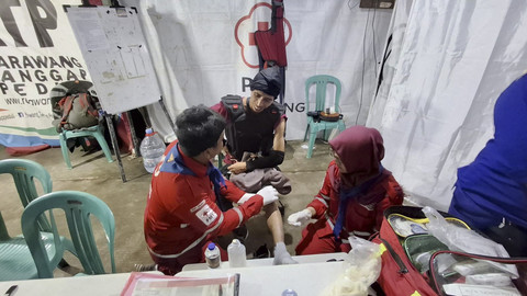 Sejumlah pemudik mendapatkan pertolongan pertama usai mengalami kecelakaan akibat jalan rusak di jalur arteri Karawang. Foto: Dok. Istimewa