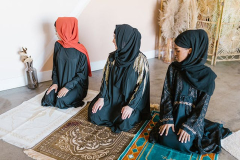 Ilustrasi bacaan takbir 7 kali sholat idul fitri. Sumber: pexels.com