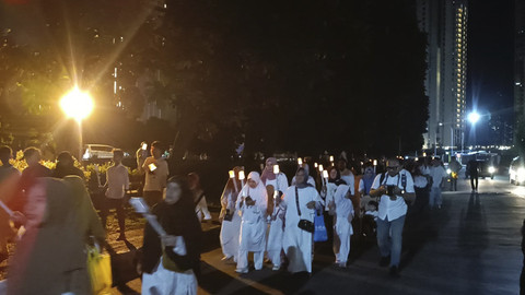 Suasana Pawai Obor Elektrik di kawasan Rasuna Epicentrum, Jakarta Selatan, Minggu (30/3/2025) malam. Foto: Zamachsyari/kumparan