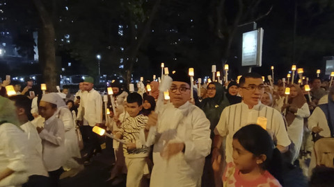 Suasana Pawai Obor Elektrik di kawasan Rasuna Epicentrum, Jakarta Selatan, Minggu (30/3/2025) malam. Foto: Zamachsyari/kumparan
