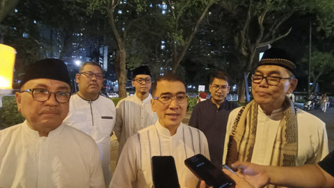 Suasana Pawai Obor Elektrik di kawasan Rasuna Epicentrum, Jakarta Selatan, Minggu (30/3/2025) malam. Foto: Zamachsyari/kumparan