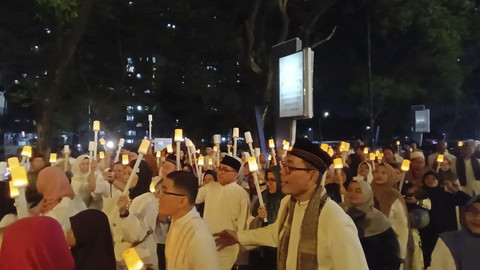 Suasana Pawai Obor Elektrik di kawasan Rasuna Epicentrum, Jakarta Selatan, Minggu (30/3/2025) malam. Foto: Zamachsyari/kumparan
