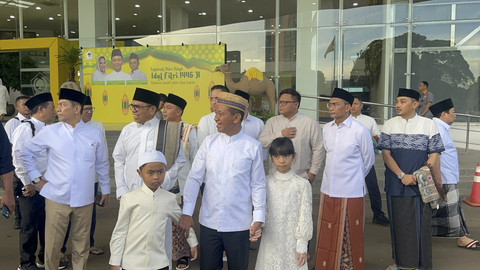 Menteri Energi dan Sumber Daya Mineral (ESDM) Bahlil Lahadalia Tiba untuk Melaksanakan Salat Id di Masjid Ainul Hikmah, di Komplek DPD Golkar, Slipi, Jakarta, Senin (31/3/2025).  Foto: Rayyan Farhansyah/kumparan