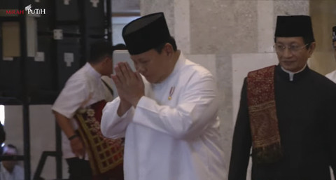 Presiden Prabowo Subianto didampingi Menteri Agama Nasauddin Umar tiba untuk melaksanakan Salat Idul Fitri 1446 Hijriah di Masjid Istiqlal, Jakarta, Senin (31/3/2025).  Foto: Youtube/Sekretariat Presiden