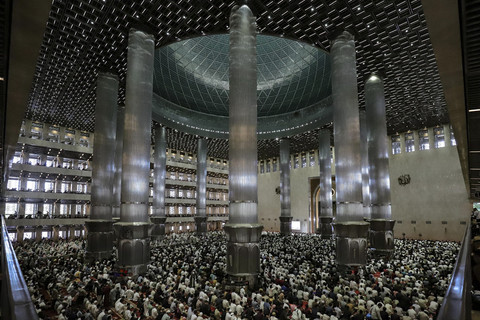 Umat Muslim melaksanakan Salat Idul Fitri 1446 Hijriah di Masjid Istiqlal, Jakarta, Senin (31/3/2025).  Foto: Jamal Ramadhan/kumparan