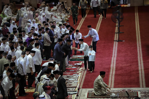 Wakil Presiden Gibran Rakabuming bersama anaknya Jan Ethes tiba untuk melaksanakan Salat Idul Fitri 1446 Hijriah di Masjid Istiqlal, Jakarta, Senin (31/3/2025).  Foto: Jamal Ramadhan/kumparan