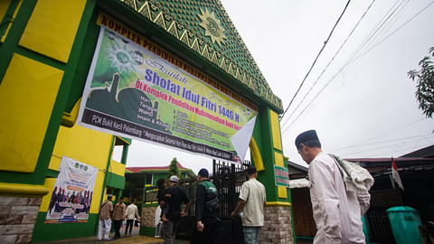 Suasana pelaksanaan salat id yang digelar serentak warga muhamaddiyah di Kelurahan Bukit Kecil Palembang, Senin (31/3) Foto: abp/urban id