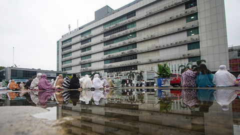 Suasana salat id yang dilaksanakan warga Palembang di kawasan parkir pusat perbelanjaan di Jalan POM IX Kelurahan Lorok Pakjo, Senin (31/3) Foto: abp/urban id