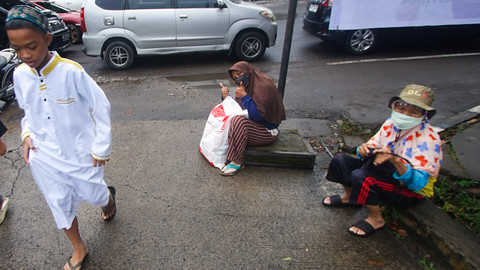Sejumlah pengemis di lokasi pelaksanaan salat id di salah satu kawasan perbelanjaan di Palembang, Senin (31/3) Foto: abp/urban id