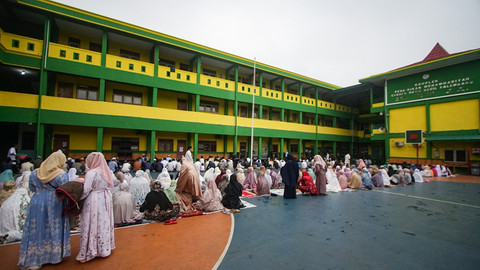 Warga Muhammadiyah menggelar pelaksanaan salat id yang dilakukan di komplek sekolah kawasan Jalan Merdeka Palembang, Senin (31/3) Foto: abp/urban id