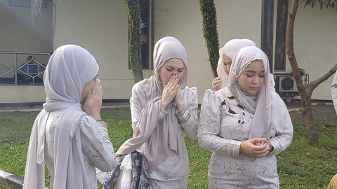 Penyanyi sekaligus aktris Ayu Ting Ting dan keluarganya menjalani Shalat Ied pada momen Lebaran Idul Fitri di Depok, Jawa Barat, Senin (31/3/2025). Foto: Vincentius Mario/kumparan