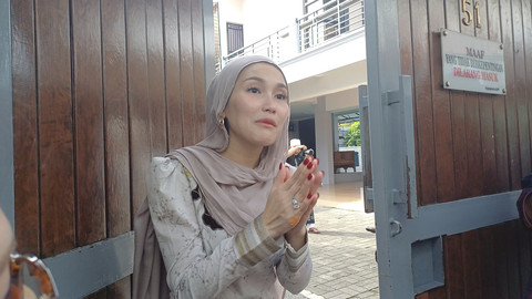 Penyanyi sekaligus aktris Ayu Ting Ting dan keluarganya menjalani Shalat Ied pada momen Lebaran Idul Fitri di Depok, Jawa Barat, Senin (31/3/2025). Foto: Vincentius Mario/kumparan