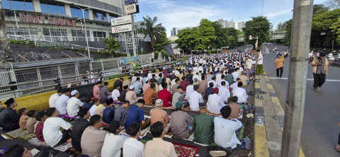 Umat Muslim bersiap melaksanakan Salat Idul Fitri 1446 di kawasan Roxy, Jakarta, Senin (31/3/2025). Foto: X/ @TMCPoldaMetro