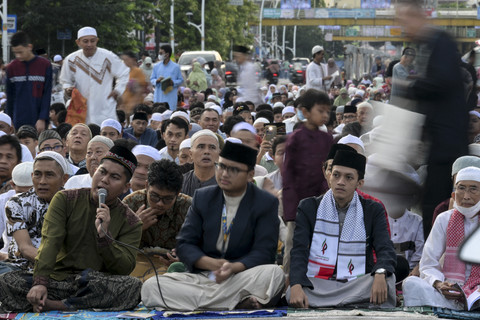 Umat Muslim bersiap melaksanakan Salat Idul Fitri 1446 di kawasan Jatinegara, Jakarta, Senin (31/3/2025). Foto: Bay Ismoyo/AFP