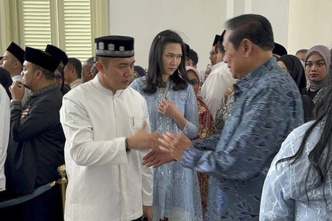Presiden ke-6 Susilo Bambang Yudhoyono (SBY) bersalaman dengan Sekertaris Kabinet Teddy Indra Wijaya saat open house Idul Fitri 1446 Hijriah  di Istana Merdeka, Jakarta, Senin (31/3/2025). Foto: Luthfi Humam/kumparan