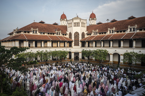 Umat Islam melaksanakan Shalat Idul Fitri 1446 Hijriah di halaman gedung cagar budaya Lawang Sewu, Semarang, Jawa Tengah, Senin (31/3/2025). Foto: Aprillio Akbar/ANTARA FOTO