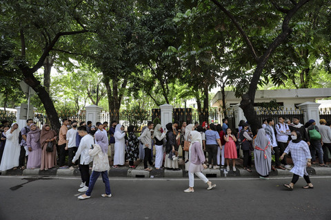 Sejumlah warga antre saat open House Prabowo Subianto di Istana Negara, Jakarta, Senin (31/3/2025). Foto: Jamal Ramadhan/kumparan