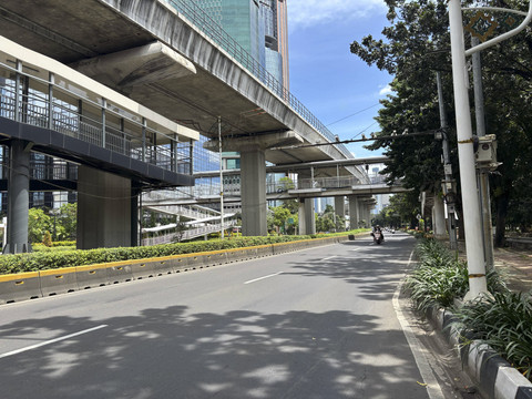 Situasi lalu lintas di Jalan Rasuna Said, Jakarta Selatan, Senin (31/3/2025).  Foto: Abid Raihan/kumparan