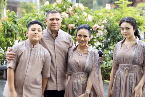 Krisdayanti Lebaran bersama Keluarga di Singapura. Foto: Instagram/ @krisdayantilemos