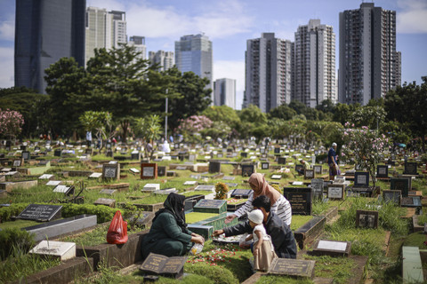 Warga berziarah saat Idul Fitri 1446 H di Taman Pemakaman Umum (TPU) Menteng Pulo, Jakarta, Senin (31/3/2025). Foto: Dhemas Reviyanto/ANTARA FOTO