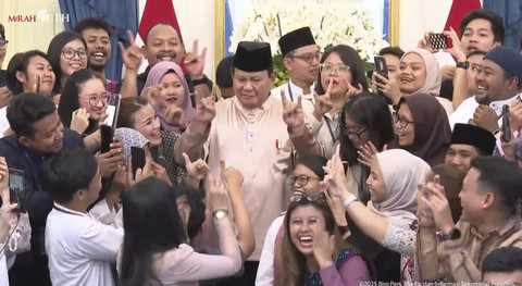 Momen Presiden Prabowo Subianto diajari Velocity oleh awak media. Foto: Youtube/Sekretariat Presiden