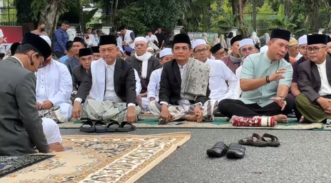 Wali Kota dan Wakil Wali Kota Pontiana, Edi Rusdi Kamtono dan Bahasan saat Salat Id bersama ribuan warga Pontianak. Foto: Dok. Prokopim Pemkot Pontianak