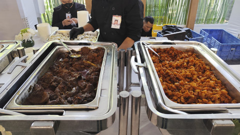 Sejumlah makanan yang dihidangkan untuk masyarakat saat acara open house di Istana Kepresidenan, Jakarta, Senin (31/3/2025). Foto: Luthfi Humam/kumparan