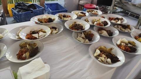 Sejumlah makanan yang dihidangkan untuk masyarakat saat acara open house di Istana Kepresidenan, Jakarta, Senin (31/3/2025).  Foto: Luthfi Humam/kumparan