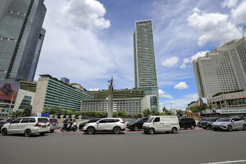 Suasana lalu lintas di sejumlah ruas jalan raya di Bundaran HI, Jalan MH Thamrin pada hari Lebaran 1446 H, Senin (31/3/2025). Foto: Jamal Ramadhan/kumparan