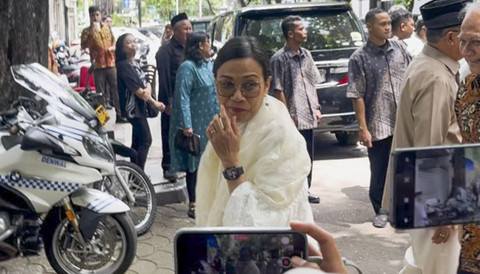 Menteri Keuangan Sri Mulyani tiba di kediaman Megawati, Senin (31/3/2025). Foto: Rayyan Farhansyah/kumparan