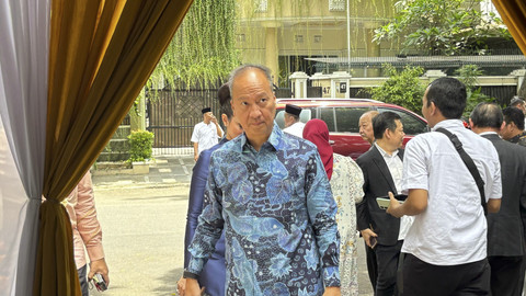 Menteri Perindustrian Agus Gumiwang Kartasasmita mengunjungi open house Menteri ESDM sekaligus Ketua Umum Golkar Bahlil Lahadalia di Jakarta, Senin (31/3/2025).  Foto: Ave Airiza Gunanto/kumparan