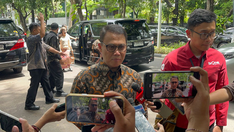 Ahmad Basarah Juru Bicara PDIP usai halal bihalal di kediaman Megawati, Senin (31/3/2025).  Foto: Rayyan Farhansyah/kumparan