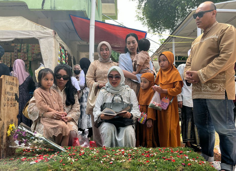 Keluarga ziarah ke makam Mat Solar di hari Lebaran. Foto: Istimewa