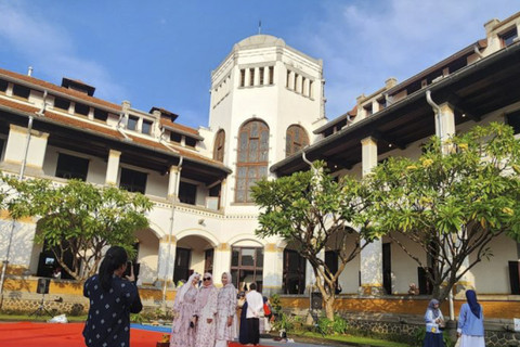 Ratusan Muslim mengikuti Shalat Idul Fitri 1446 Hijriah di kompleks objek wisata Lawang Sewu, Kota Semarang, Jawa Tengah, Senin (31/3/2025). Foto: Masuki M Astro/Antara