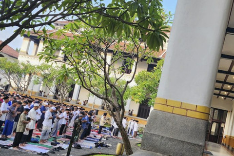 Ratusan Muslim mengikuti Shalat Idul Fitri 1446 Hijriah di kompleks objek wisata Lawang Sewu, Kota Semarang, Jawa Tengah, Senin (31/3/2025). Foto: Masuki M Astro/Antara