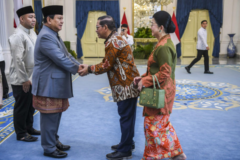 Presiden Prabowo Subianto didampingi putranya Didit Hediprasetyo berjabat tangan dengan Gubernur DKI Jakarta Pramono Anung dan istri Endang Nugrahani saat menghadiri Gelar Griya di Istana Kepresidenan, Jakarta, Senin (31/3/2025). Foto: Galih Pradipta/ANTARA FOTO