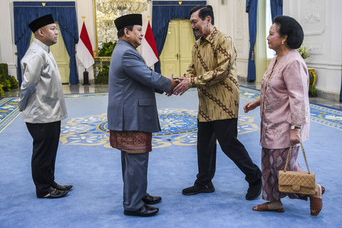 Presiden Prabowo Subianto didampingi putranya Didit Hediprasetyo berjabat tangan dengan Ketua DEN Luhut Binsar Pandjaitan dan istri Devi Simatupang Pandjaitan saat menghadiri Gelar Griya di Istana Kepresidenan, Jakarta, Senin (31/3/2025). Foto: Galih Pradipta/ANTARA FOTO