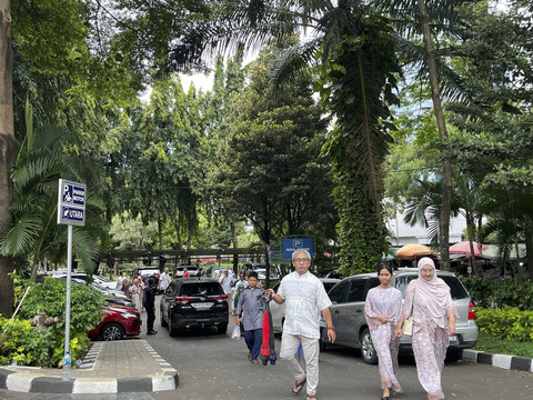 Para peziarah silih datang bergantian ke TPU Karet Bivak, Jakarta Pusat, Senin (31/3/2025). Foto: Alya Zahra/kumparan 
