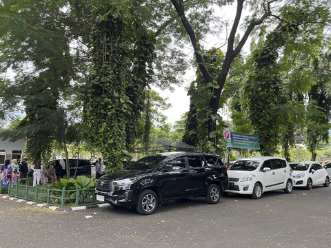 Para peziarah silih datang bergantian ke TPU Karet Bivak, Jakarta Pusat, Senin (31/3/2025). Foto: Alya Zahra/kumparan 
