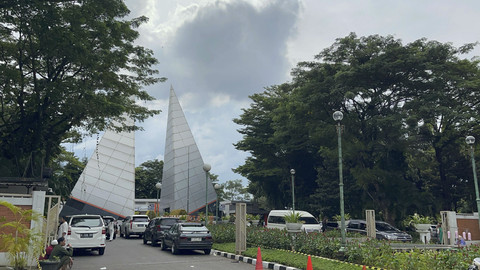 Para peziarah silih datang bergantian ke TPU Karet Bivak, Jakarta Pusat, Senin (31/3/2025). Foto: Alya Zahra/kumparan 
