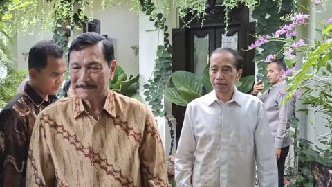Luhut Binsar Pandjaitan bersilaturahmi ke kediaman pribadi Jokowi di Solo. Foto: kumparan