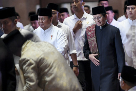 Presiden Prabowo Subianto (kedua kiri) berjalan bersama Menteri Agama Nasaruddin Umar (kedua kanan) setibanya untuk melaksanakan Shalat Id di Masjid Istiqlal, Jakarta, Senin (31/3/2025). Foto: Hafidz Mubarak A/ANTARA FOTO