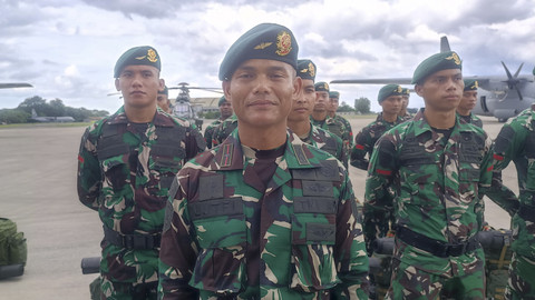 Letda Infanteri Lutfi Firdiansyah dari batalyon infanteri 305 Kostrad yang berangkat untuk misi kemanusiaan di Myanmar, Lanud Halim Perdanakusuma, Jaktim, Senin (31/3/2025).  Foto: Thomas Bosco/kumparan