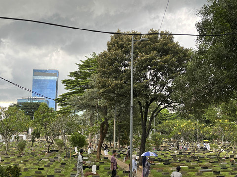 Suasana mendung di sekitar area Makam Karet Bivak tidak menyurutkan para peziarah untuk terus berdatangan, Senin (31/3/2025). Foto: Alya Zahra/kumparan 