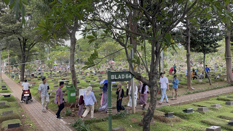 Suasana mendung di sekitar area Makam Karet Bivak tidak menyurutkan para peziarah untuk terus berdatangan, Senin (31/3/2025). Foto: Alya Zahra/kumparan 