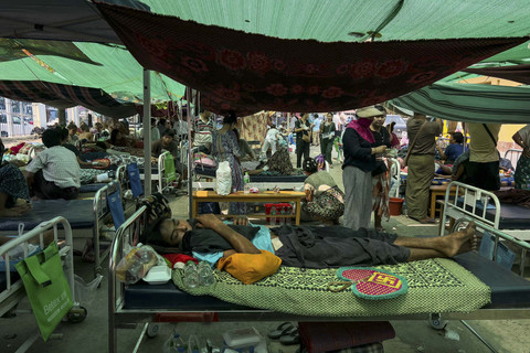 Para pasien berbaring di tempat tidur di kompleks Rumah Sakit Umum Mandalay di Mandalay, Myanmar (31/3/2025). Foto: Sai Aung Main/AFP
