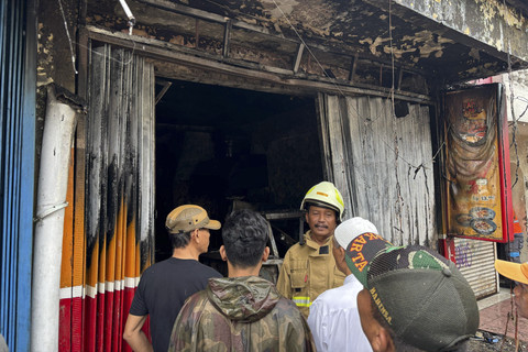 Kebakaran di sebuah kedai ayam goreng cepat saji, di Jalan Barkah I, Manggarai, Jakarta Selatan pada Sabtu (31/3/2025).  Foto: Abid Raihan/kumparan