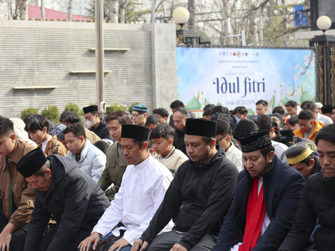 Sejumlah Umat Muslim melaksanakan Salat Idul Fitri 1446 Hijriah di KBRI Beijing, China, Senin (31/3/2025).  Foto: Desca Lidya Natalia/Antara Foto